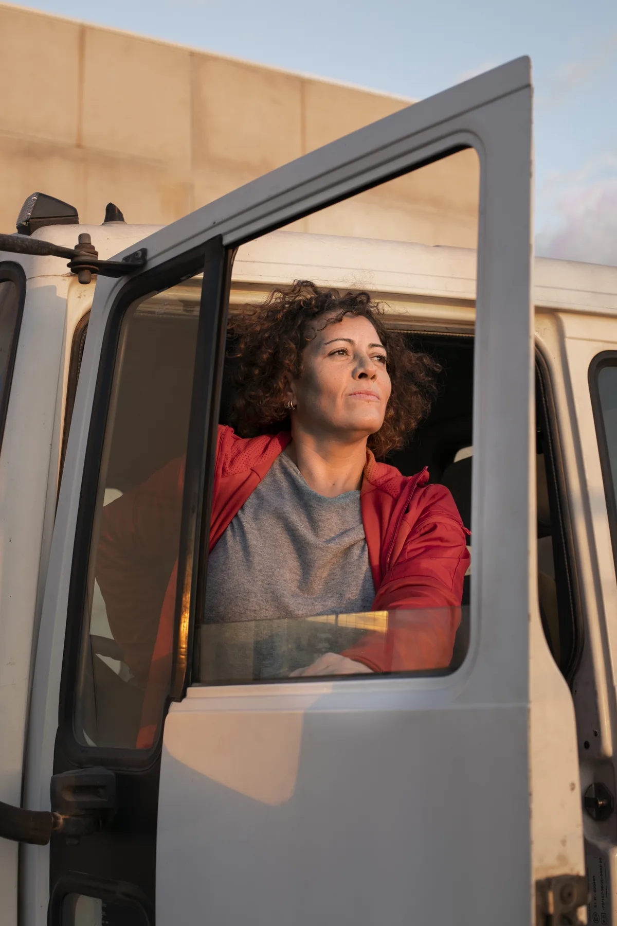 Conductora al volante de una furgoneta