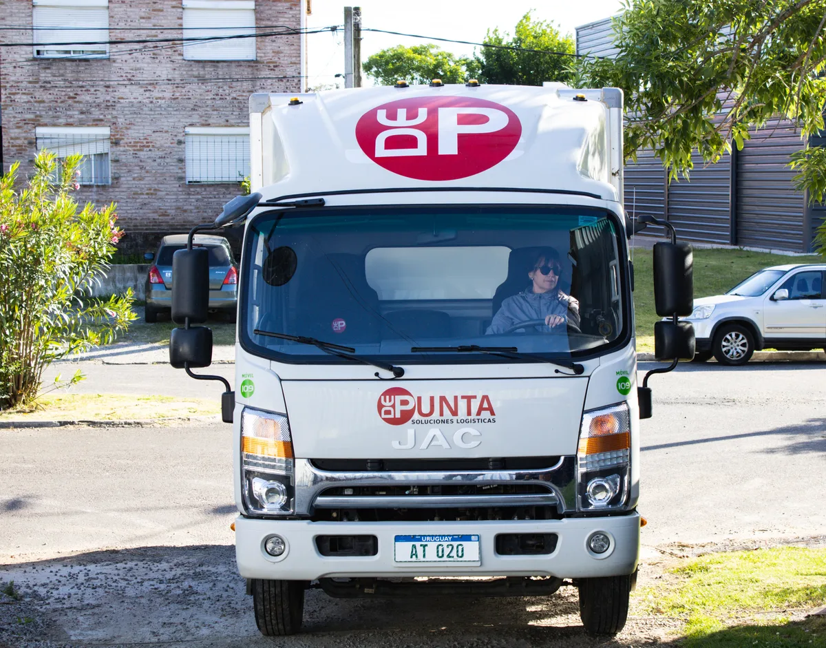 Integrante del equipo de DePunta al volante de un camión de la empresa